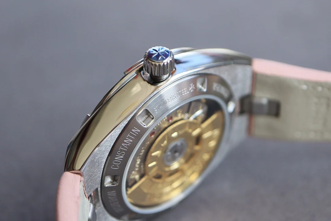 Vacheron Constantin Overseas Yellow Gold White Dial — photographed off the sweep