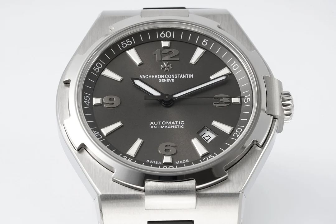 Vacheron Constantin Overseas Yellow Gold — detail