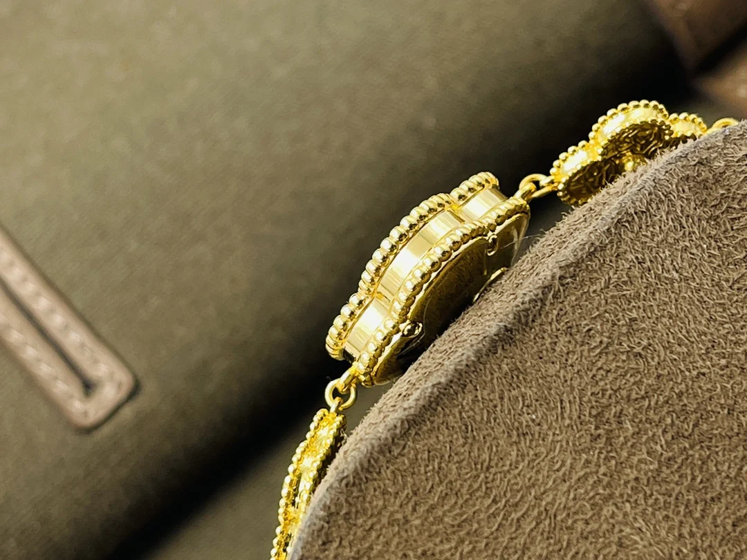 Van Cleef & Arpels Alhambra Rose Gold Black Dial 22.7mm — photographed off the sweep