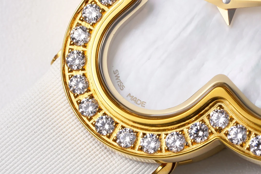 Van Cleef & Arpels Alhambra Steel — photographed off the sweep