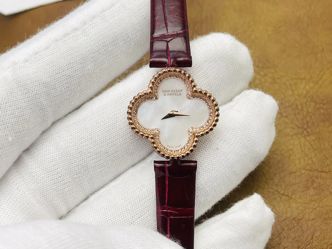 Van Cleef & Arpels Alhambra Yellow Gold — photographed off the sweep