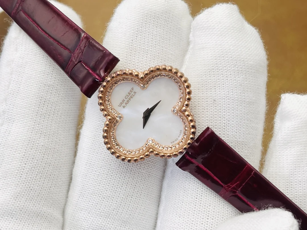 Van Cleef & Arpels Alhambra Yellow Gold — photographed off the sweep
