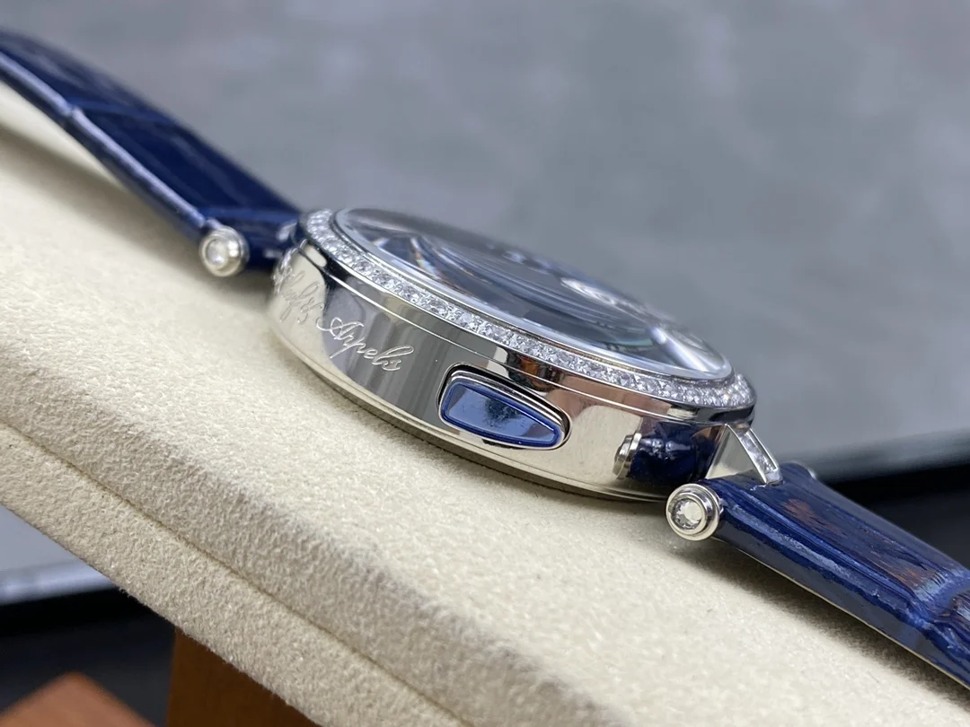 Van Cleef & Arpels Steel 38mm — photographed off the sweep