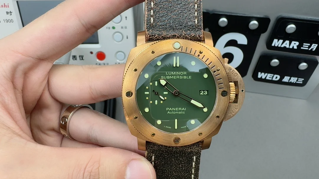 VS Peyton 382 reference bronze — photographed off the sweep