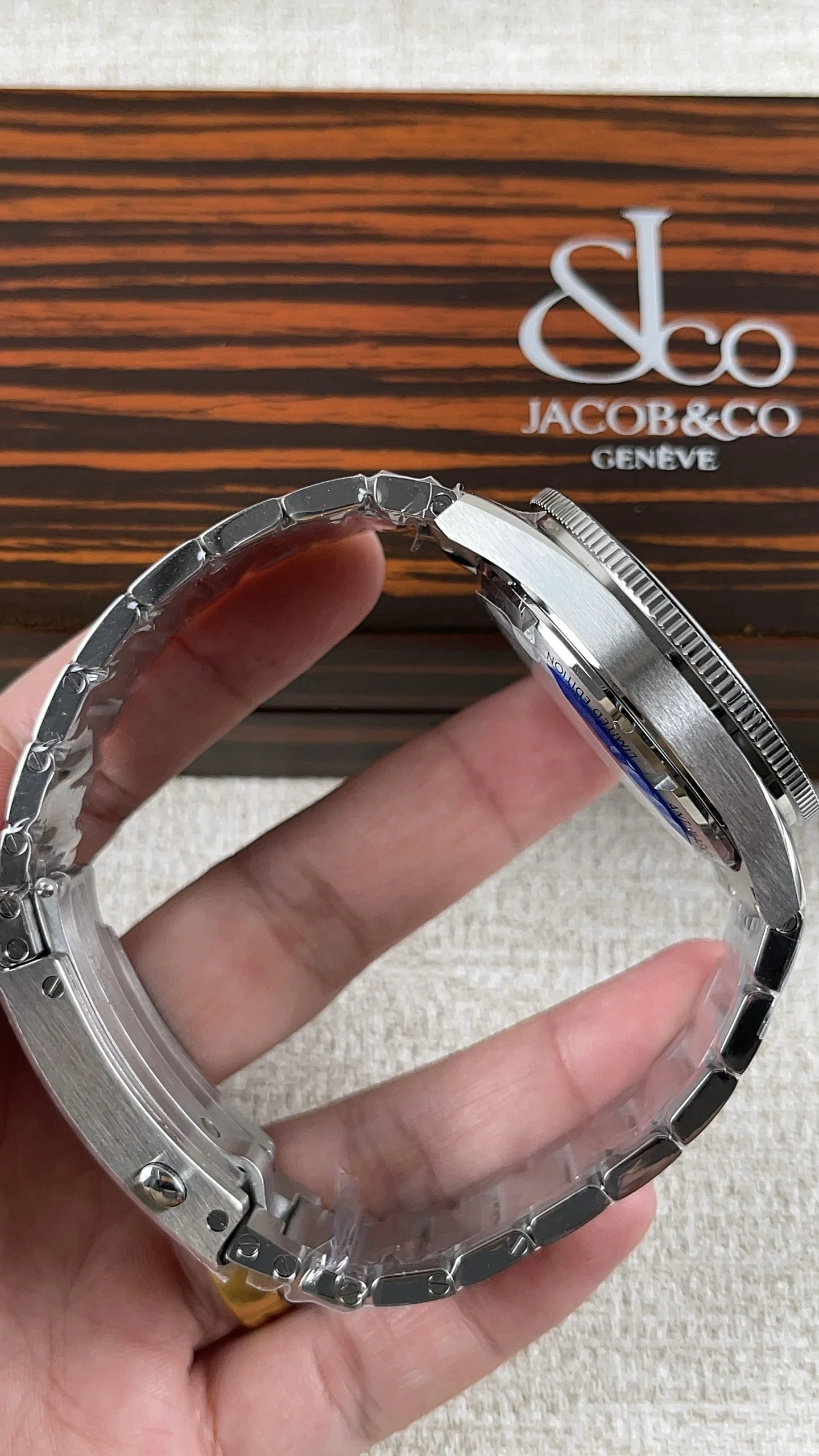 VS Spectre 8400 movement 41mm — photographed off the sweep