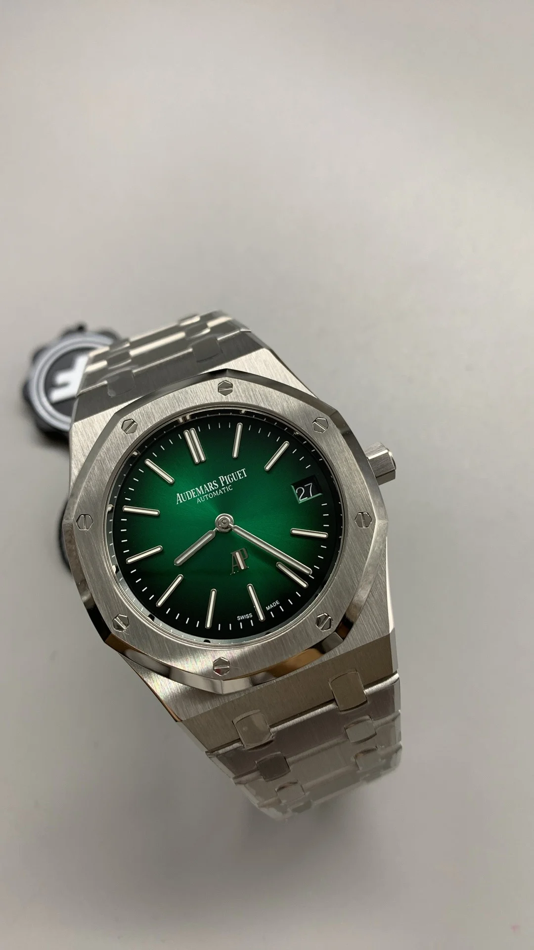 Zf, 16202, Aurora Green — photographed off the sweep