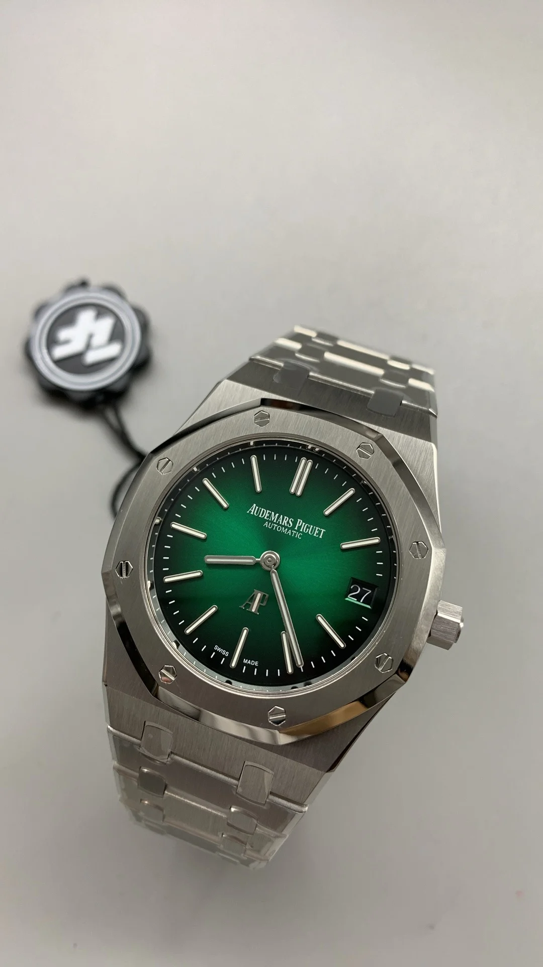 Zf, 16202, Aurora Green — photographed off the sweep